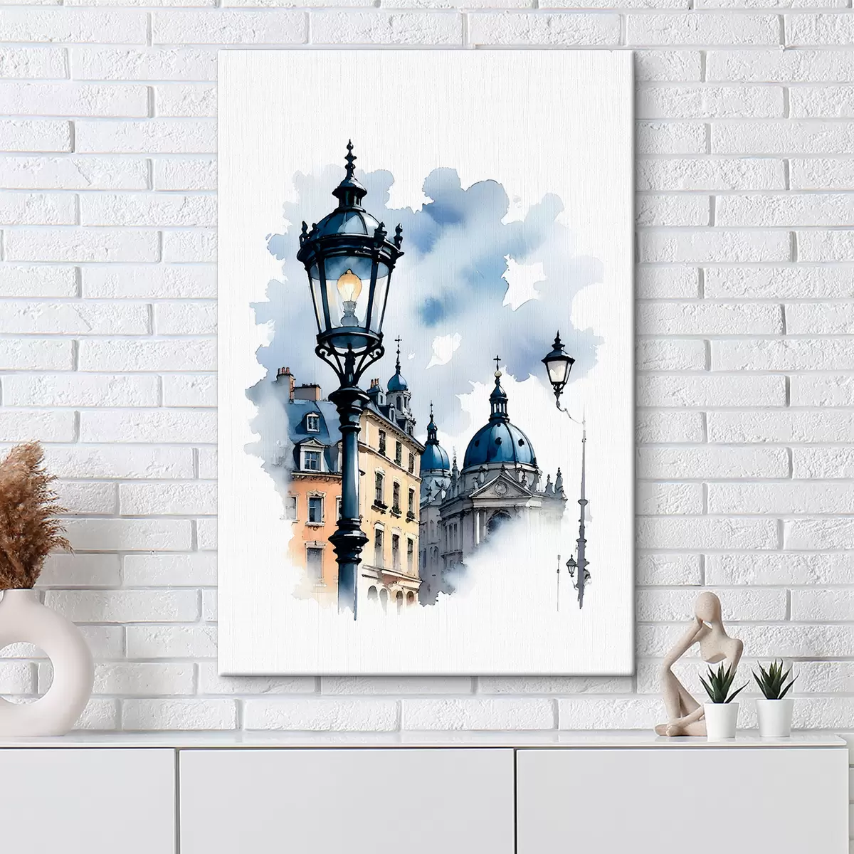 Paveikslėlis Puošnus gatvės šviestuvas su kupolo formos pastatu debesuotą dieną s38364