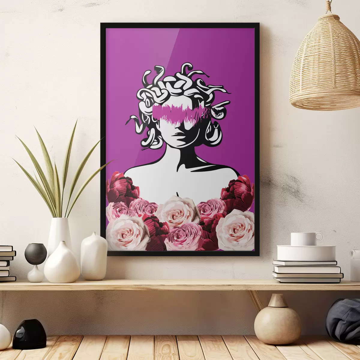 Plakatas Gorgon Medusa rožiniame fone su gėlėmis f38567v2