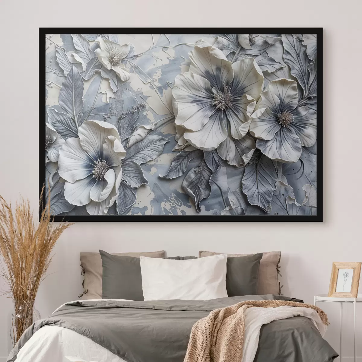 Plakatas Didelis pilkos ir baltos spalvos aliejaus paveikslas su gėlėmis su įmantriomis detalėmis minkštame, neryškiame fone f39385