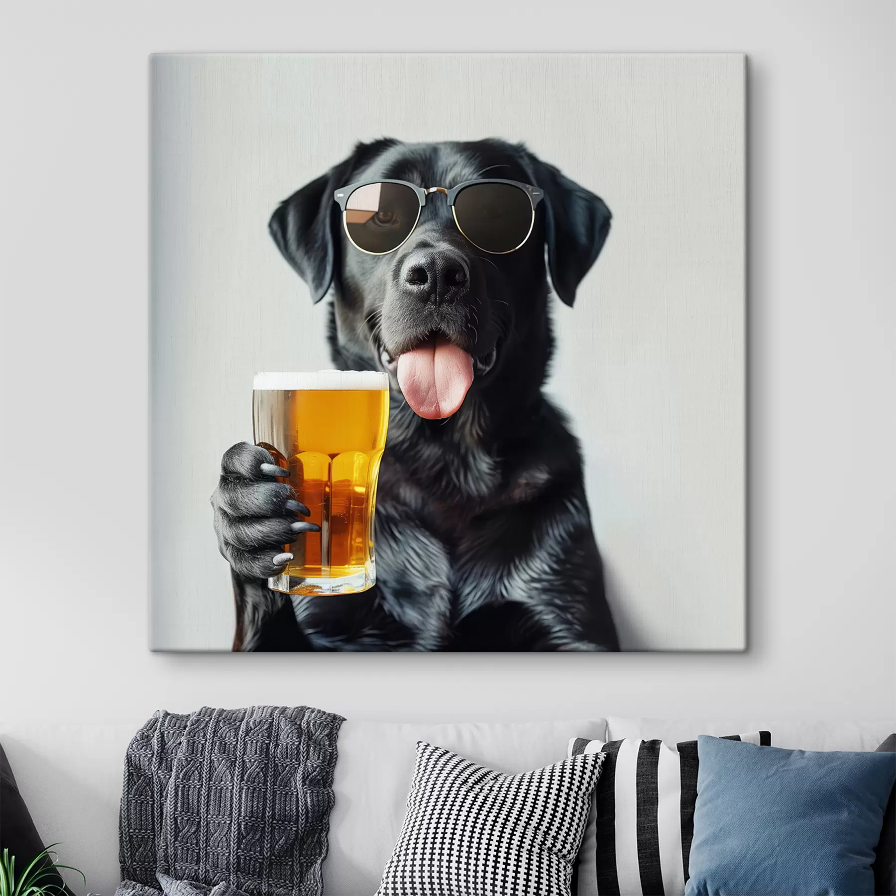 Fototapetai Juodojo labradoro portretas su akiniais nuo saulės ir laikant pintą alaus, žiūrinčio tiesiai į fotoaparatą s39470