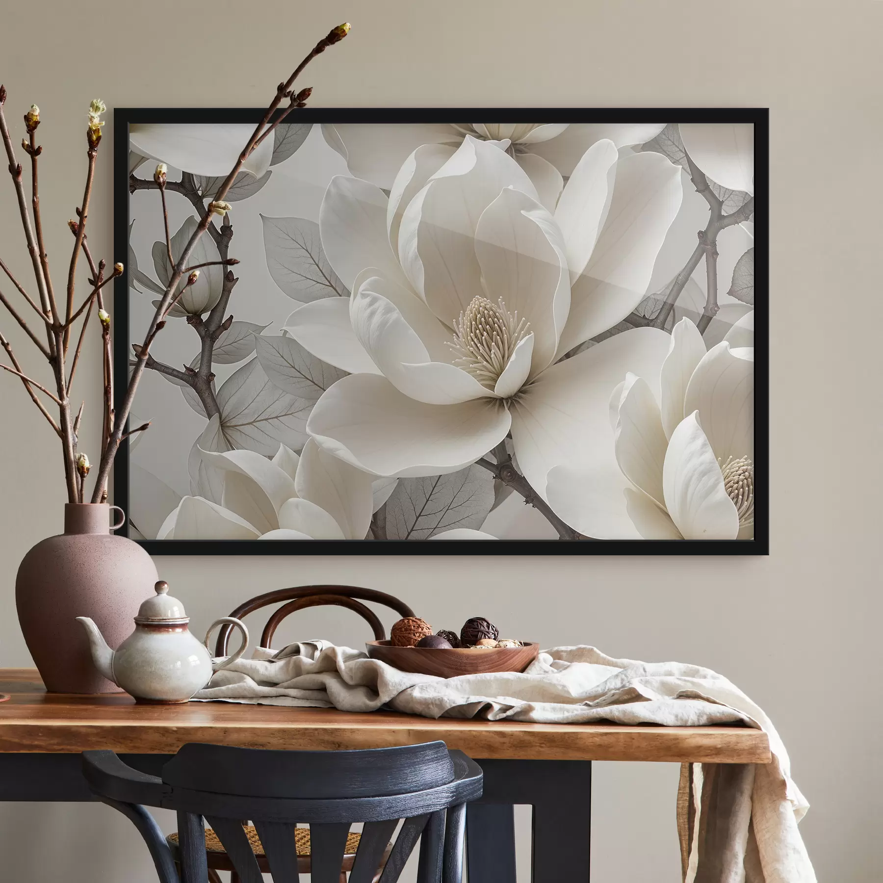 Fototapetai Balta magnolijos gėlė su švelniais žiedlapiais, apsuptais žaliais lapais šviesiame fone f39527