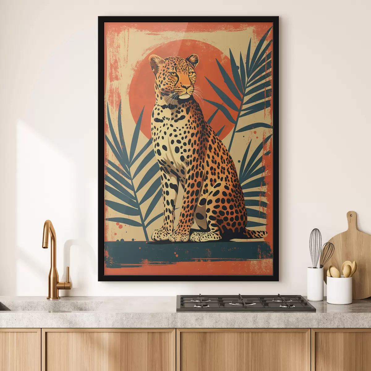 Plakatas Leopardo žvilgsnis: drąsi kompozicija su vasariškais palmių lapais ryškiai raudoname fone f39635