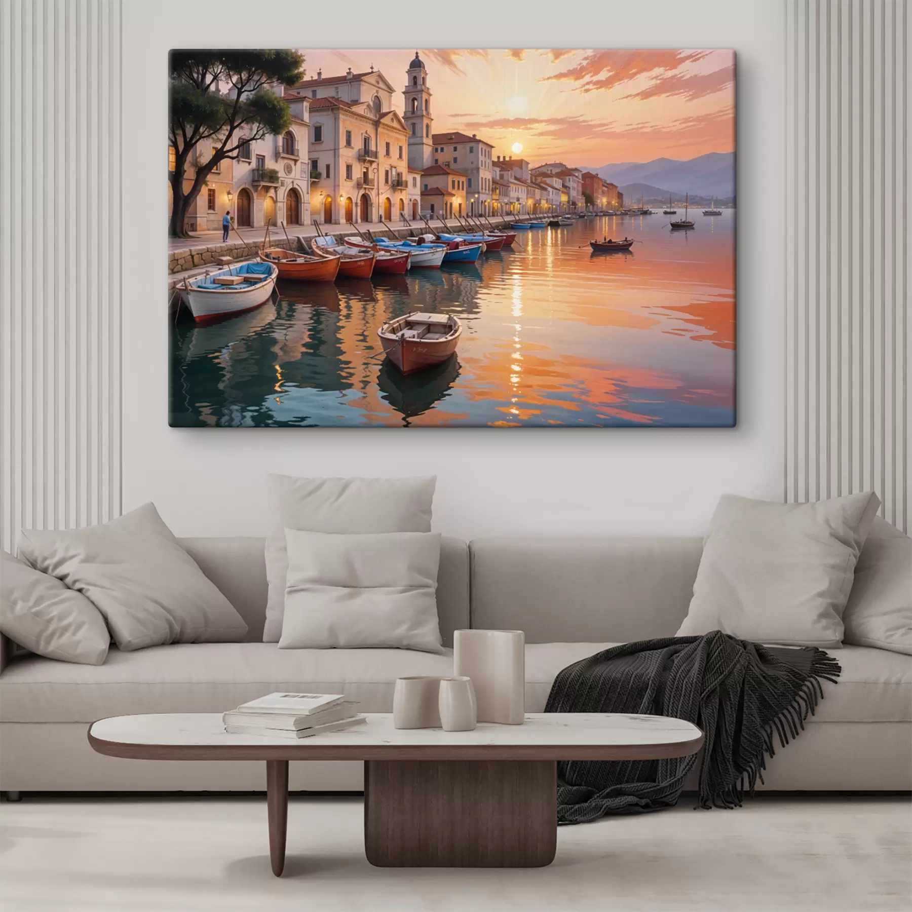 Fototapetai Italijos pakrantės miestelis saulėlydžio metu su spalvingais pastatais, išsidėsčiusiais pakrantėje ir valtimis plaukiojančiais ramiuose vandenyse s40150