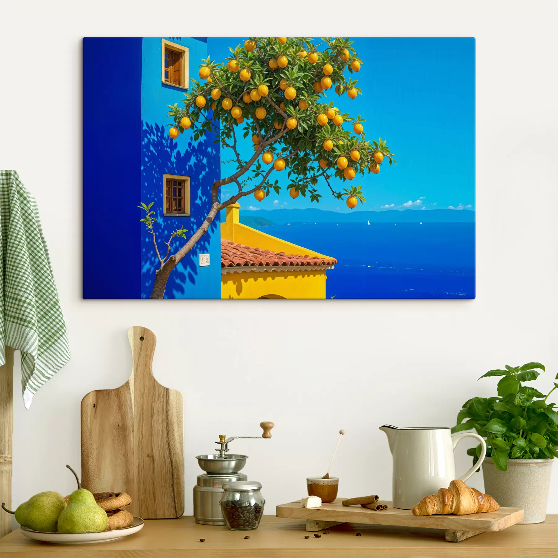 Fototapetai Apelsinmedis su prinokusiais vaisiais auga ant pastato su mėlyna siena ir čerpiniu stogu su vaizdu į vandenyną s40159