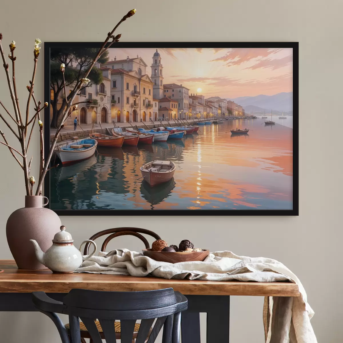 Plakatas Italijos pakrantės miestelis saulėlydžio metu su spalvingais pastatais, išsidėsčiusiais pakrantėje ir valtimis plaukiojančiais ramiuose vandenyse f40150