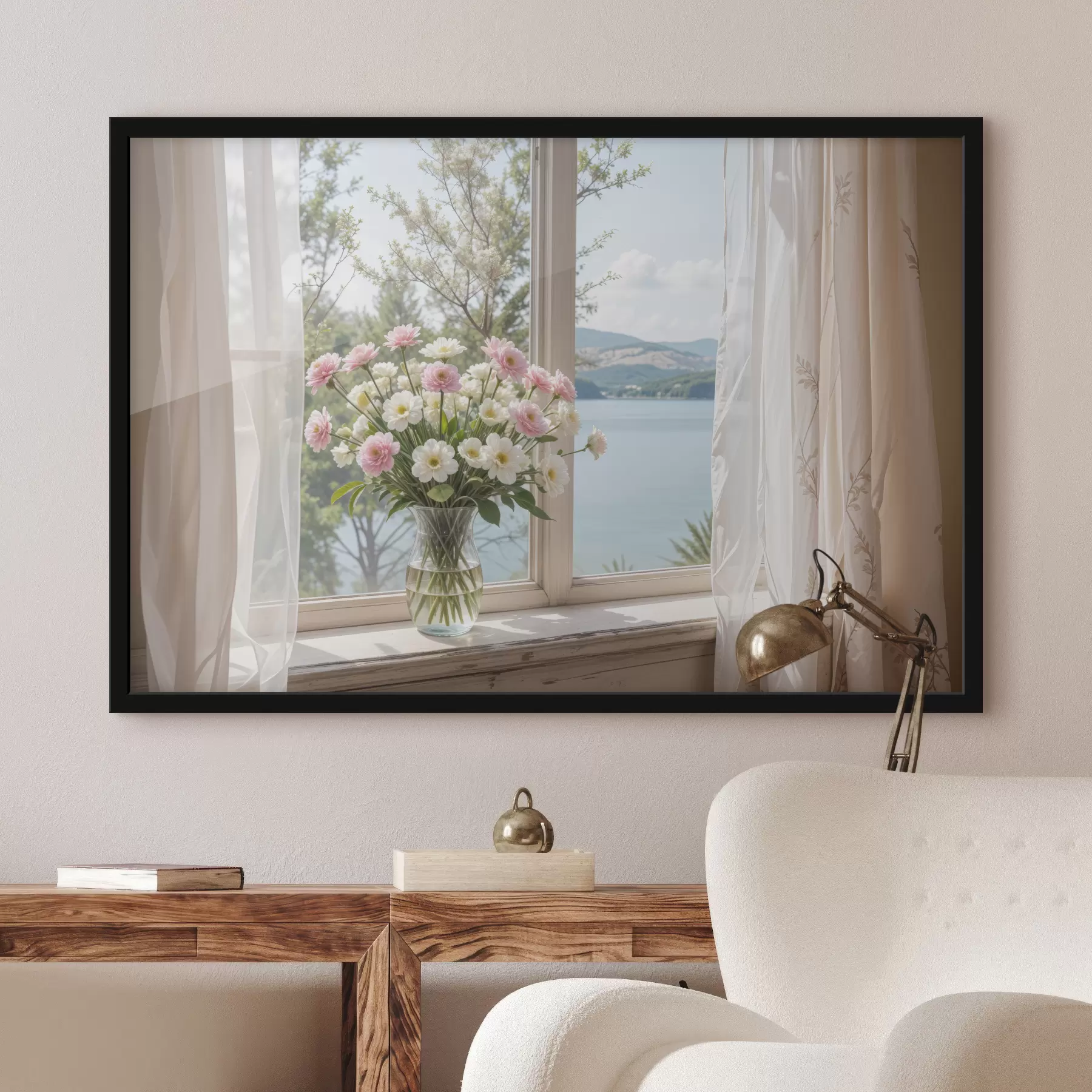 Fototapetai Rožinių ir baltų gėlių puokštė stiklinėje vazoje ant palangės su vaizdingu ežeru ir kalnais f40151