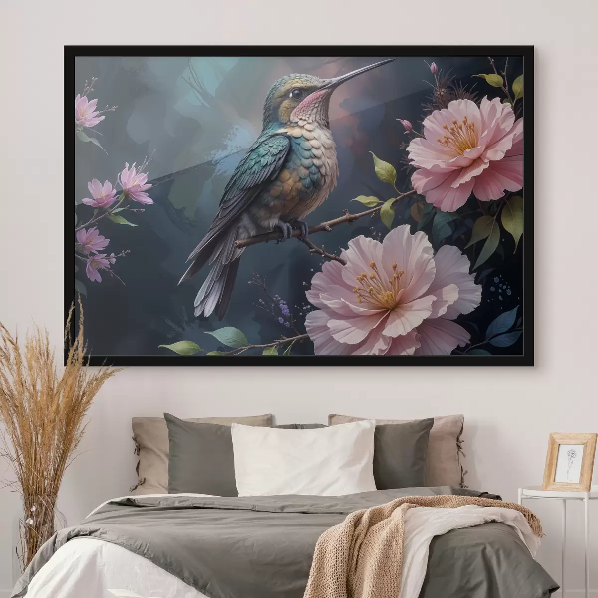 Plakatas Spalvingas kolibris, tupintis ant šakos su ryškiomis rožinėmis gėlėmis fone f40155
