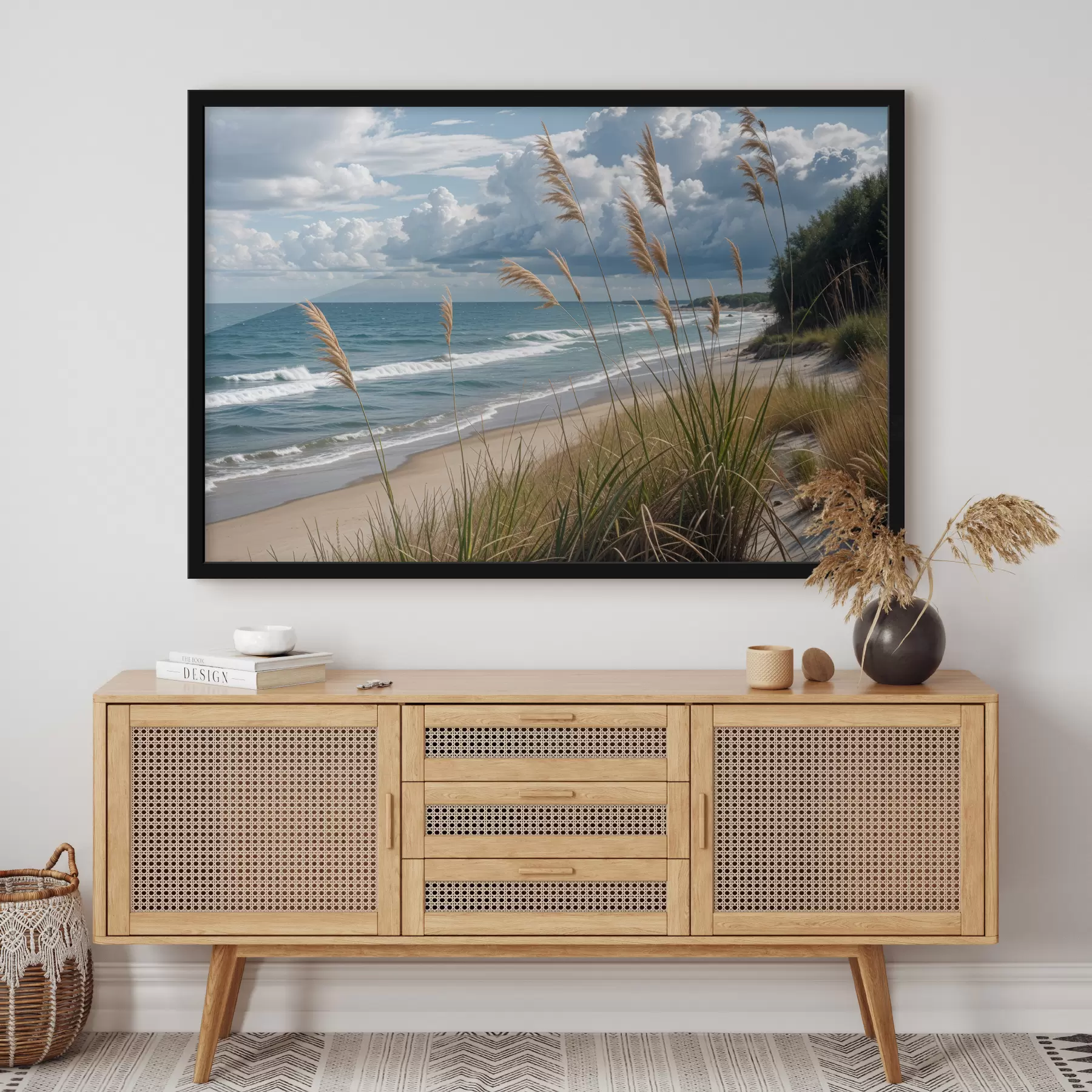 Fototapetai Vaizdingas paplūdimys su aukšta žole, siūbuojančia vėjyje, su vaizdu į vandenyną su bangomis ir debesuotu dangumi f40161