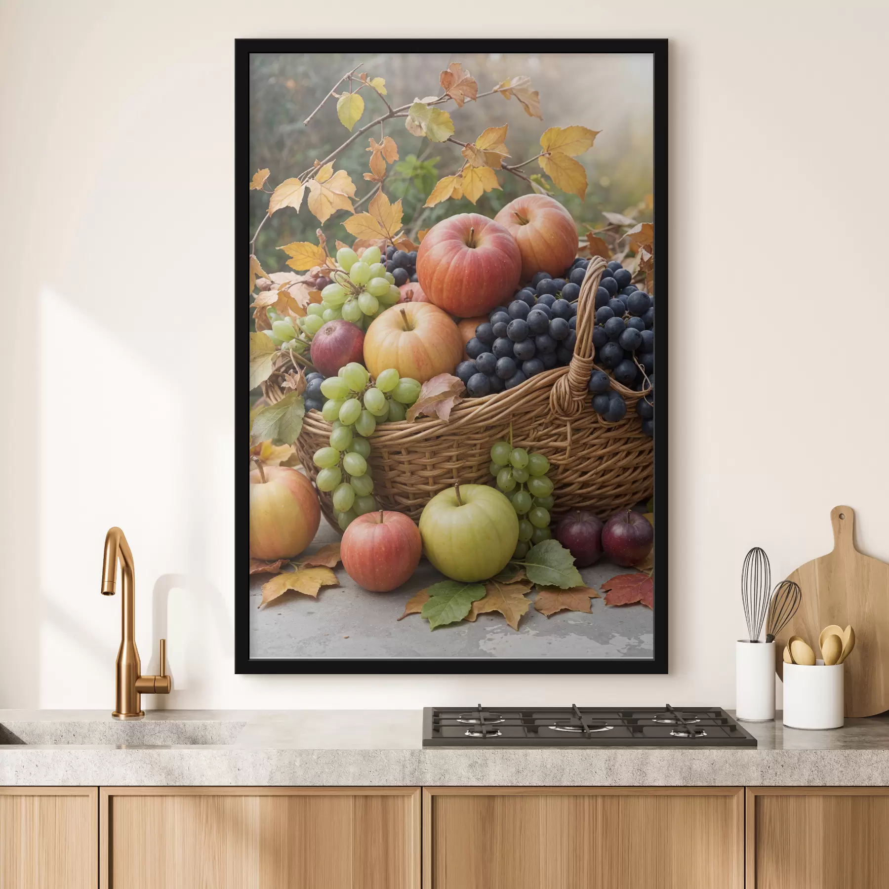 Fototapetai Krepšelis, pripildytas įvairių rudens vaisių, įskaitant obuolius, vynuoges ir kriaušes, apsuptas nukritusių lapų f40409