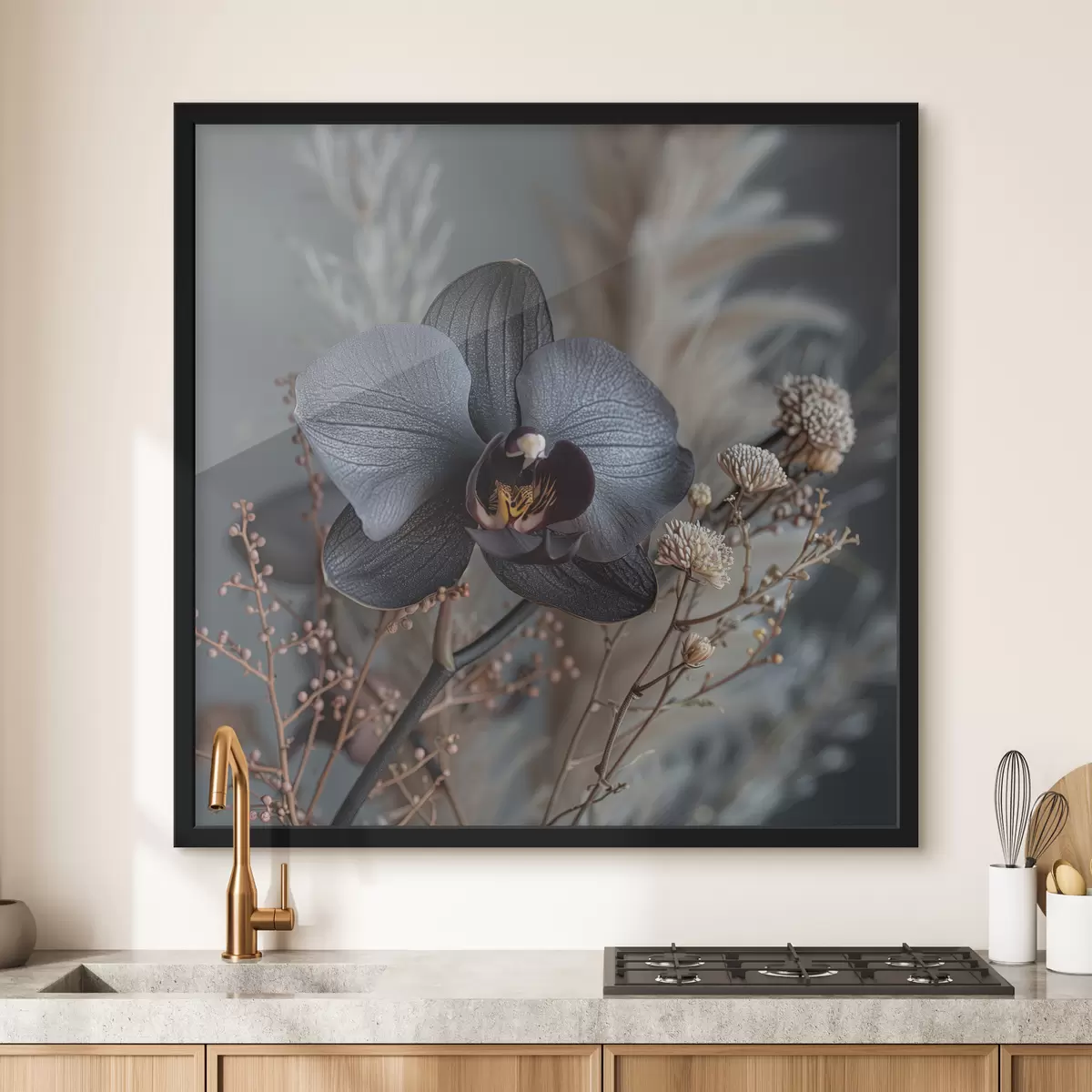 Plakatas Elegantiška juodųjų orchidėjų ir kitų džiovintų gėlių kompozicija f40661