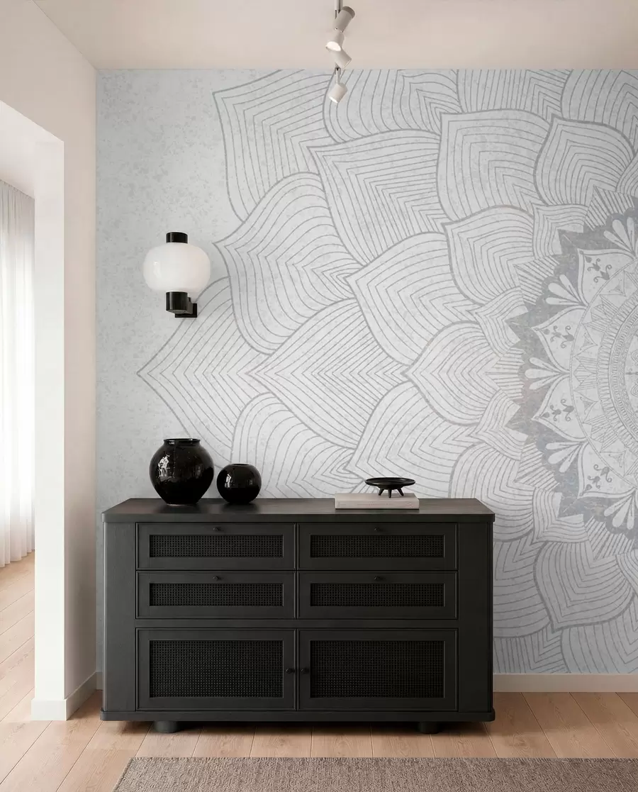 Fototapetai Apvali mandala, tapetai jogos erdvei arba asmeninei erdvei harmonizuoti. Pilkų atspalvių sieninė mandala ant tekstūrinio nevienalyčio fono w01088v2