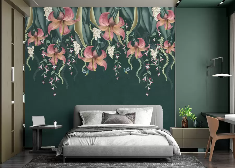 Fototapetai Subtilus botaninis motyvas su kabančiomis lelijomis, gėlėmis ir kolibriais ant žalios grunge sienos w01523v3