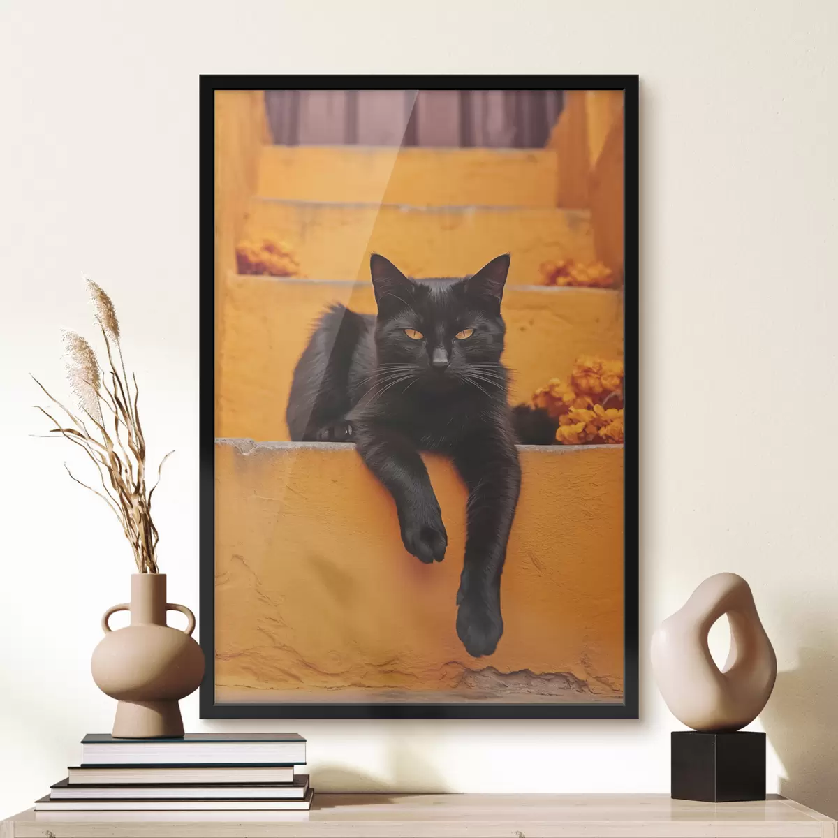 Plakatas Juodas katinas guli ant geltonų laiptų f40798