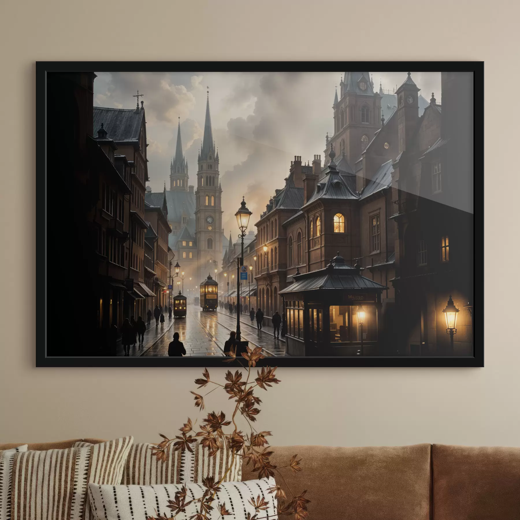 Paveikslėlis Lietingas vakaras sename Europos mieste su grindinio gatvėmis, istoriniais pastatais ir pravažiuojančiu tramvajumi f40604