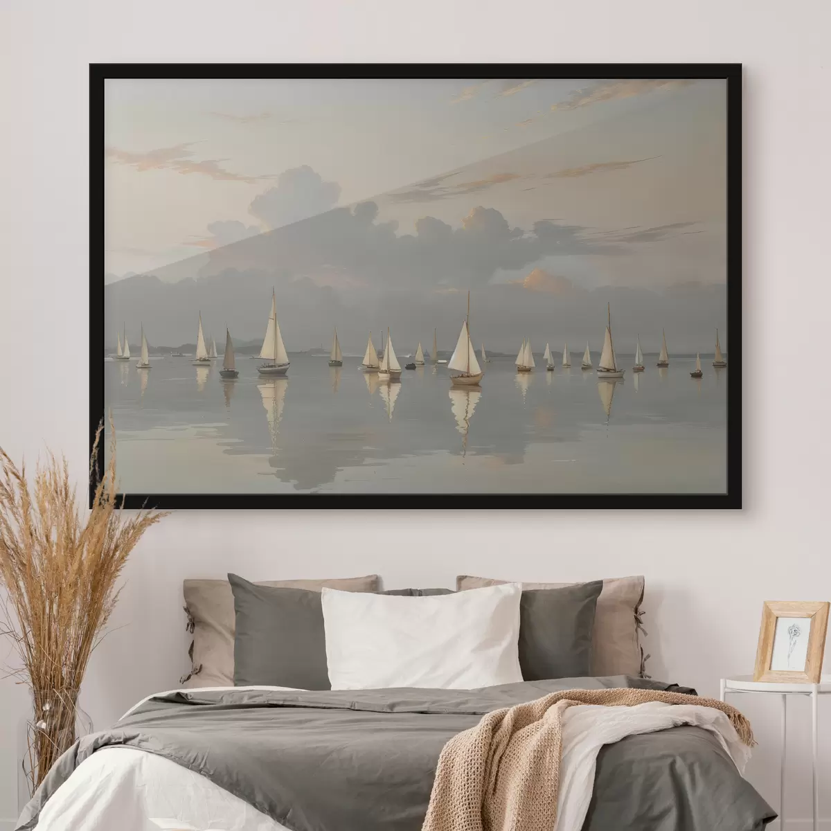 Plakatas Baltų burlaivių flotilė ramioje, atspindinčioje saulėlydį vandens telkinyje, o fone - debesuotas dangus f40615