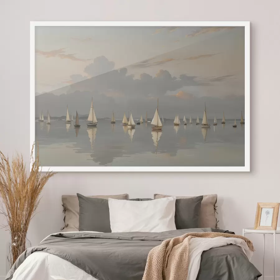 Fototapetai Baltų burlaivių flotilė ramioje, atspindinčioje saulėlydį vandens telkinyje, o fone - debesuotas dangus f40615
