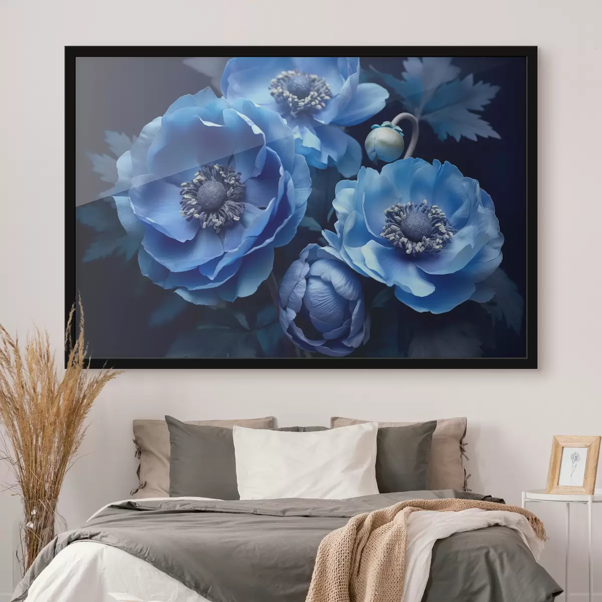 Plakatas Didelės mėlynos gėlės tamsiame fone f41020