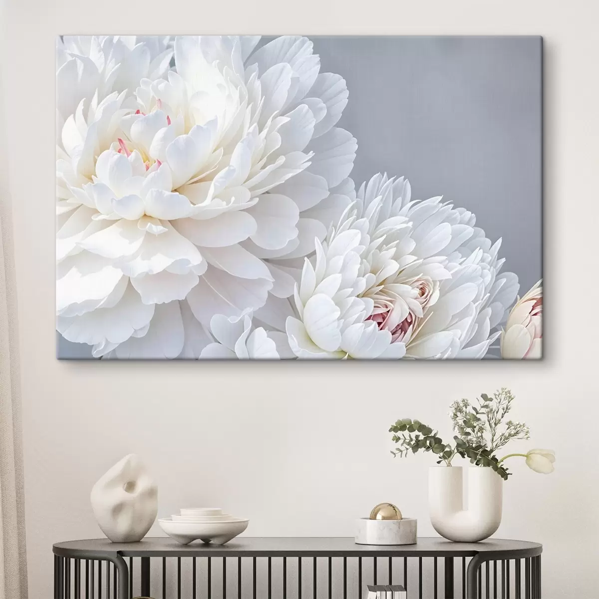 Paveikslėlis Balti bijūnų žiedai su švelniais, subtiliais žiedlapiais šviesiai pilkame fone s41085