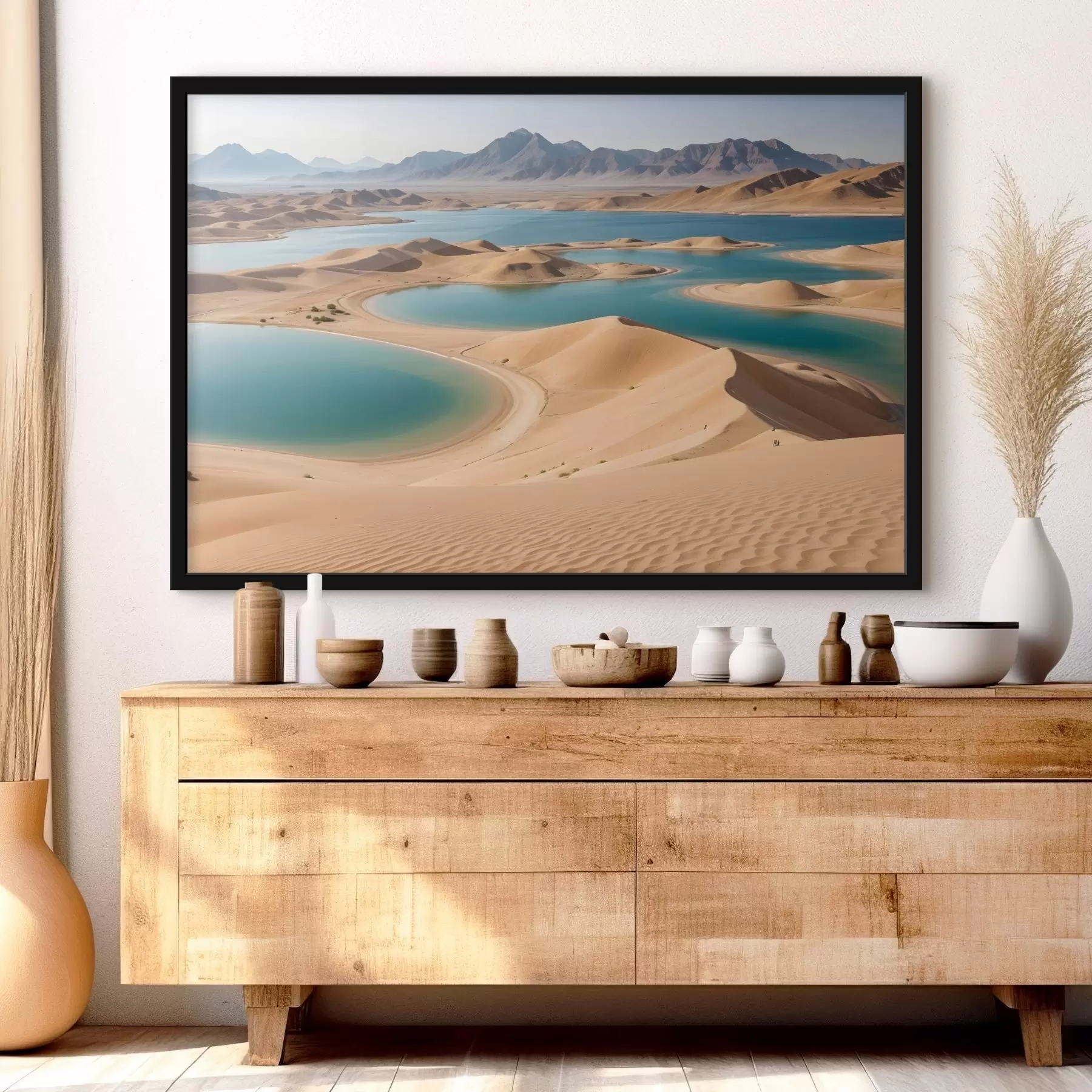 Fototapetai Didžiulis dykumos kraštovaizdis su banguojančiomis smėlio kopomis ir turkio spalvos ežerais, apsuptas raižytų kalnų f41087