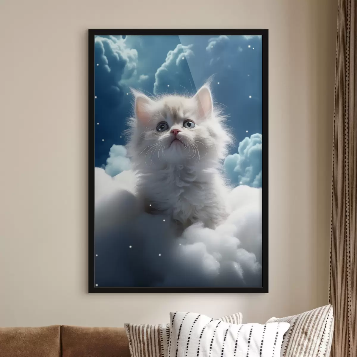 Plakatas Baltas pūkuotas kačiukas danguje sėdi ant debesies f41279