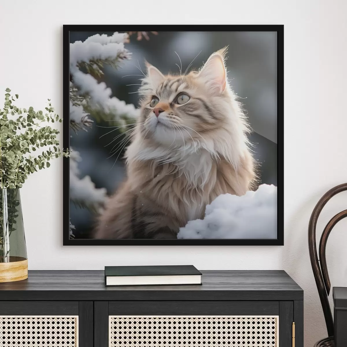 Plakatas Pūkuota imbierinė katė sėdi šalia sniego tamsiame fone f41435