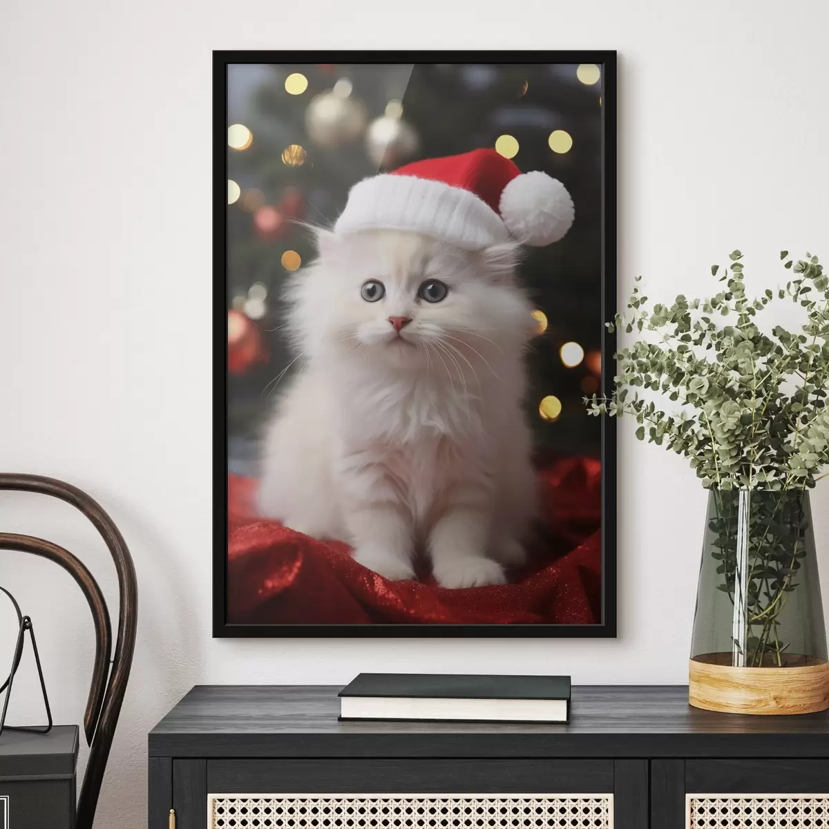 Plakatas Baltas pūkuotas kačiukas su raudona kalėdine kepure f41442