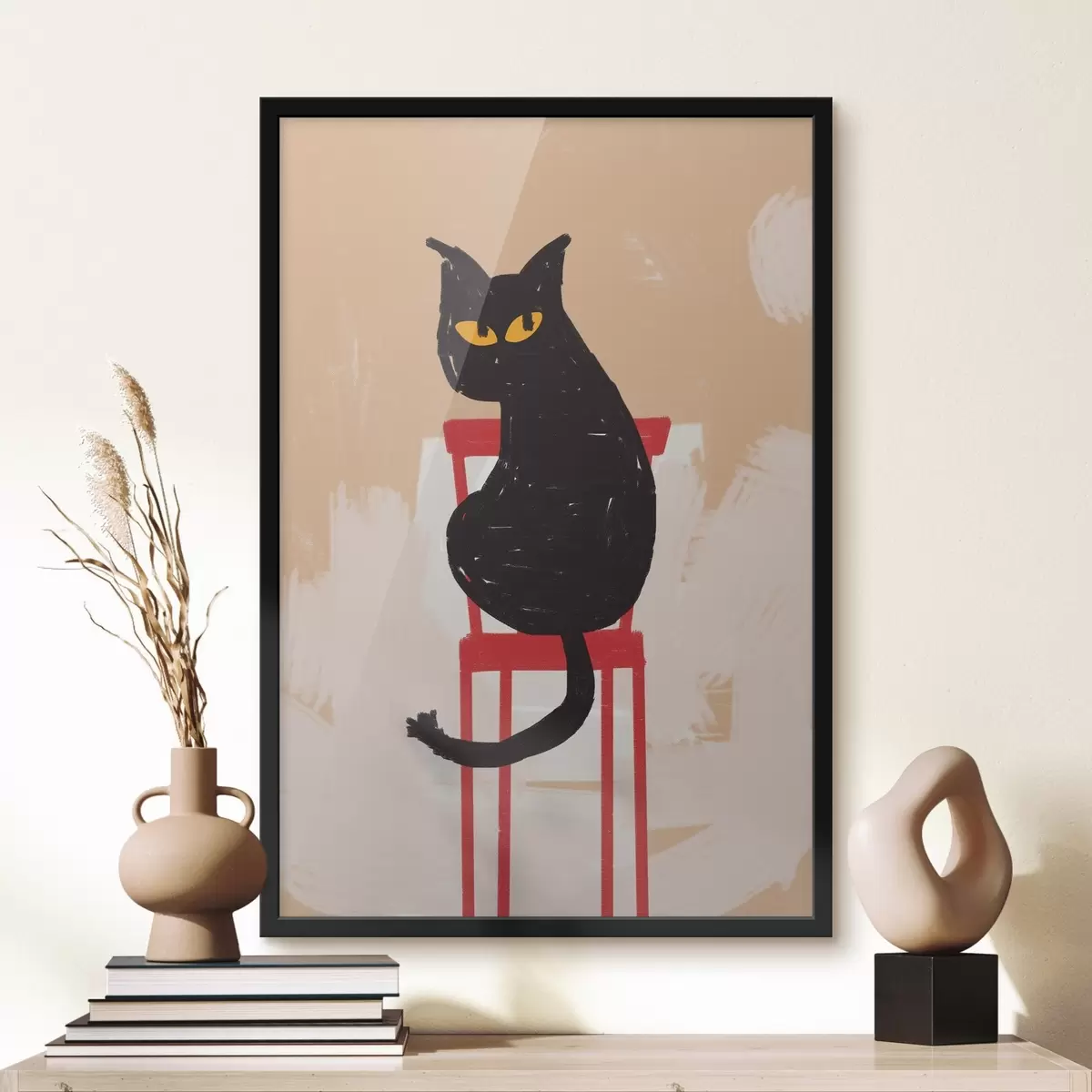 Plakatas Juoda katė, sėdinti ant raudonos kėdės smėlio spalvos fone, šiurkštūs potėpiai, tapybos imitacija f41612