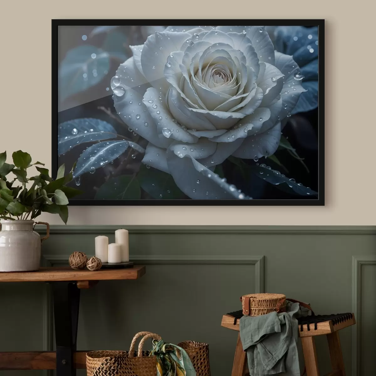 Plakatas Tamsiame fone stambiu planu vaizduojama balta rožė su vandens lašeliais ant žiedlapių f41723
