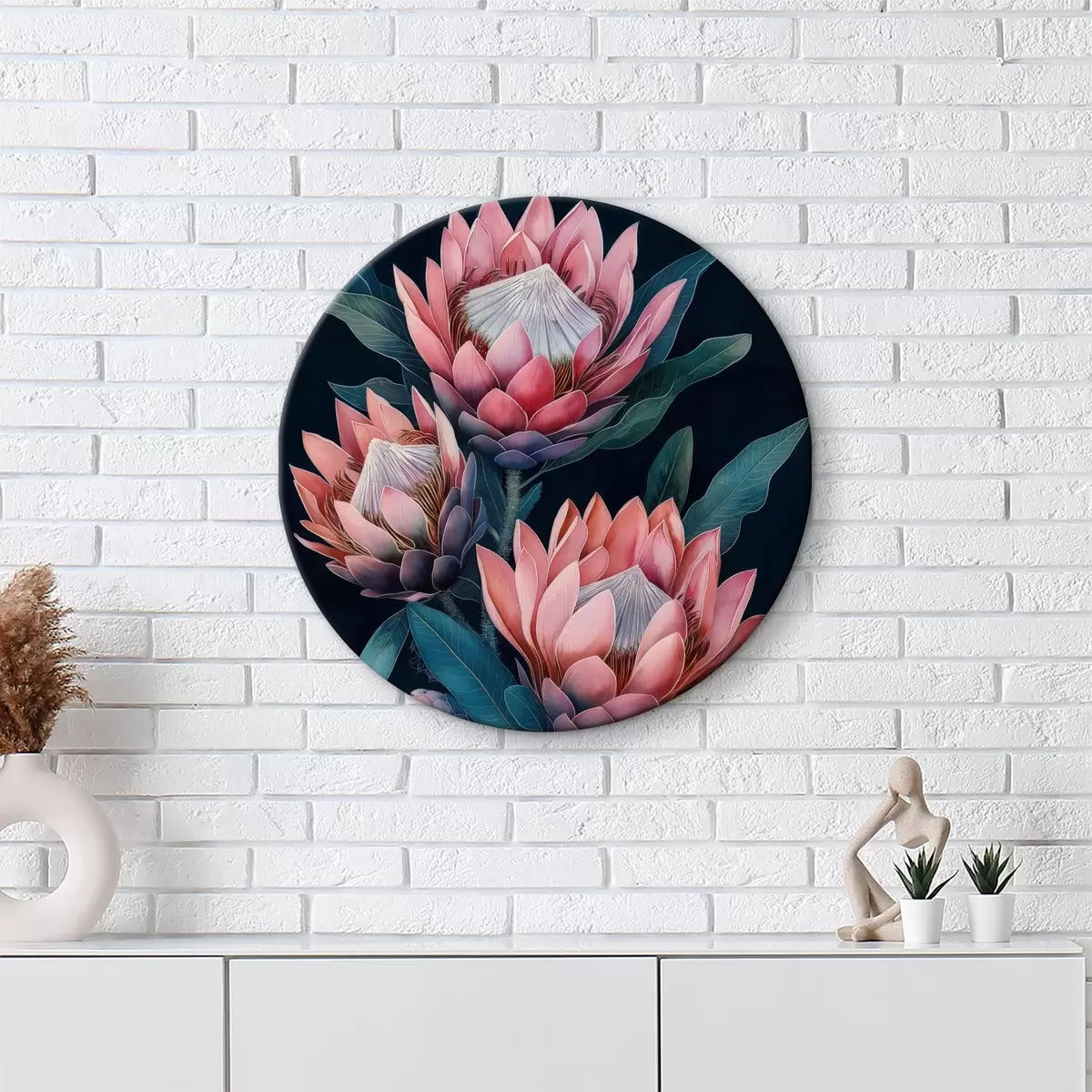 Apvalūs paveikslai protea puokštė tamsiame fone r40257 Apvalūs paveikslai protea puokštė tamsiame fone r40257