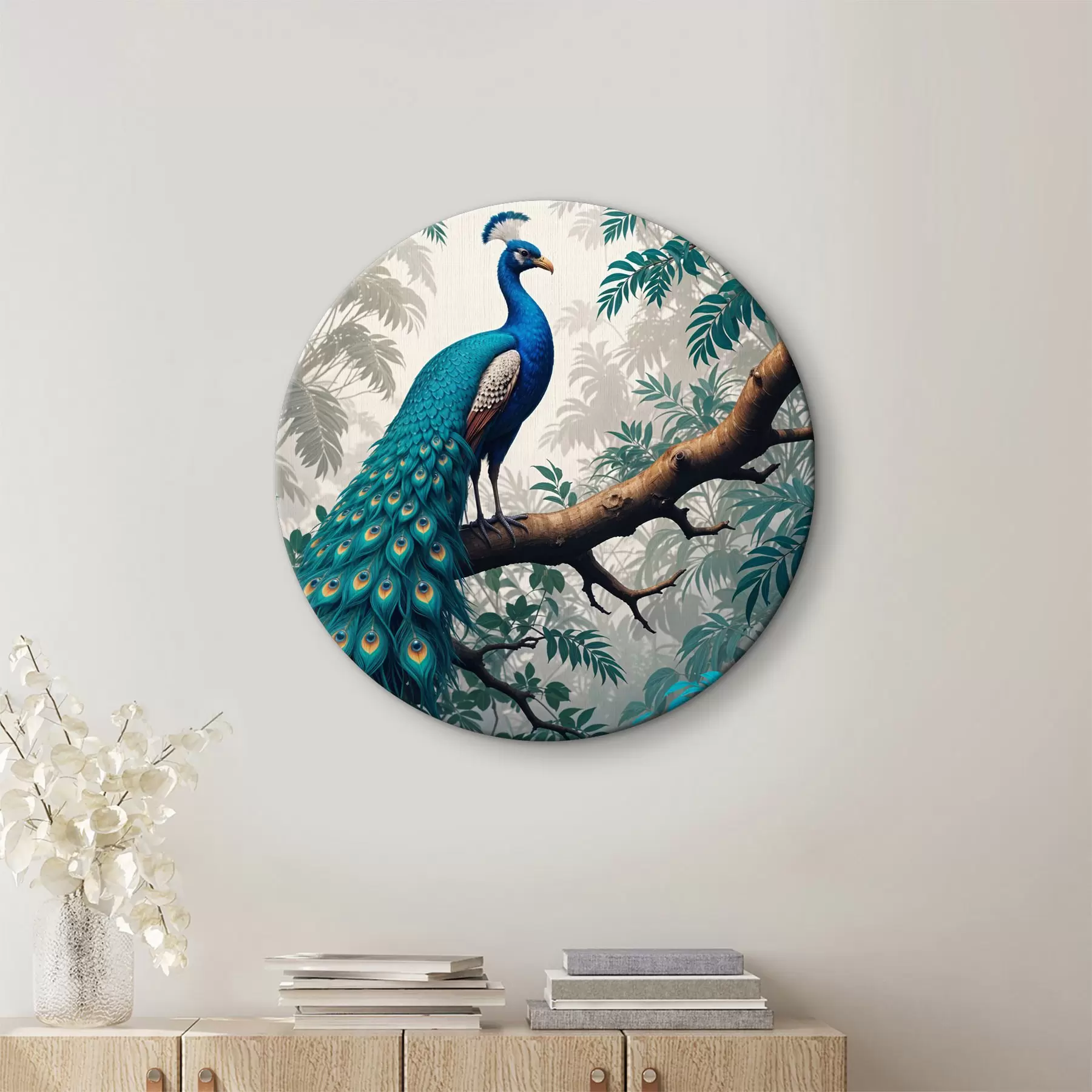 Paveikslėlis Ryškus mėlynas povas, tupintis ant medžio šakos vešliame atogrąžų miške r39401