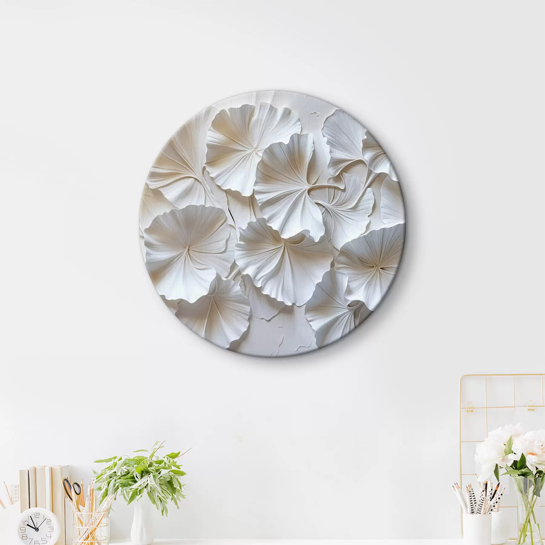 Paveikslėlis Subtiliai baltos gėlės, išdėstytos natūraliu, organišku raštu šviesiame fone r39510