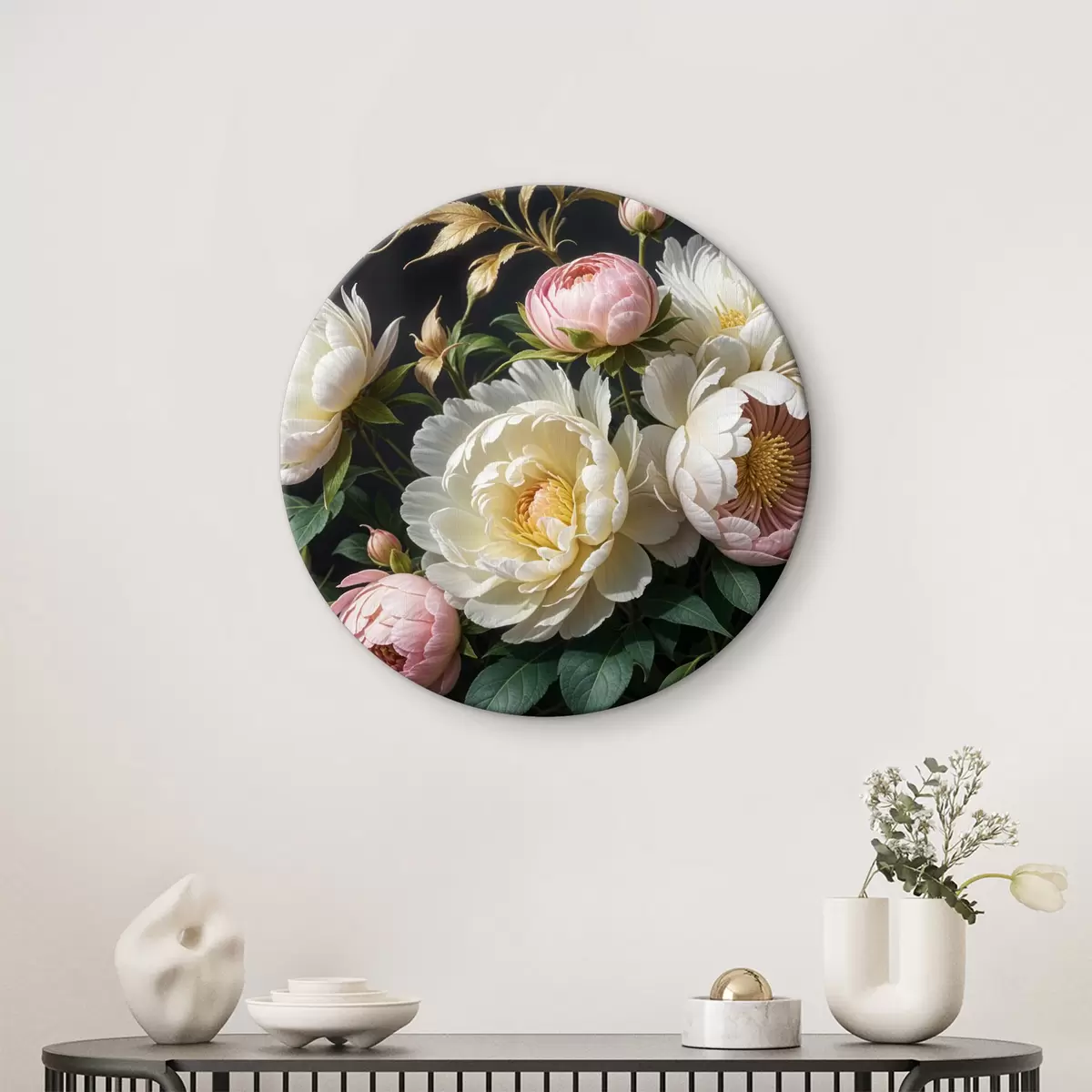 Apvalūs paveikslai Didelių, sodrių baltų ir rausvų bijūnų žiedų puokštė žaliais lapais tamsiame fone r40014 Apvalūs paveikslai Didelių, sodrių baltų ir rausvų bijūnų žiedų puokštė žaliais lapais tamsiame fone r40014