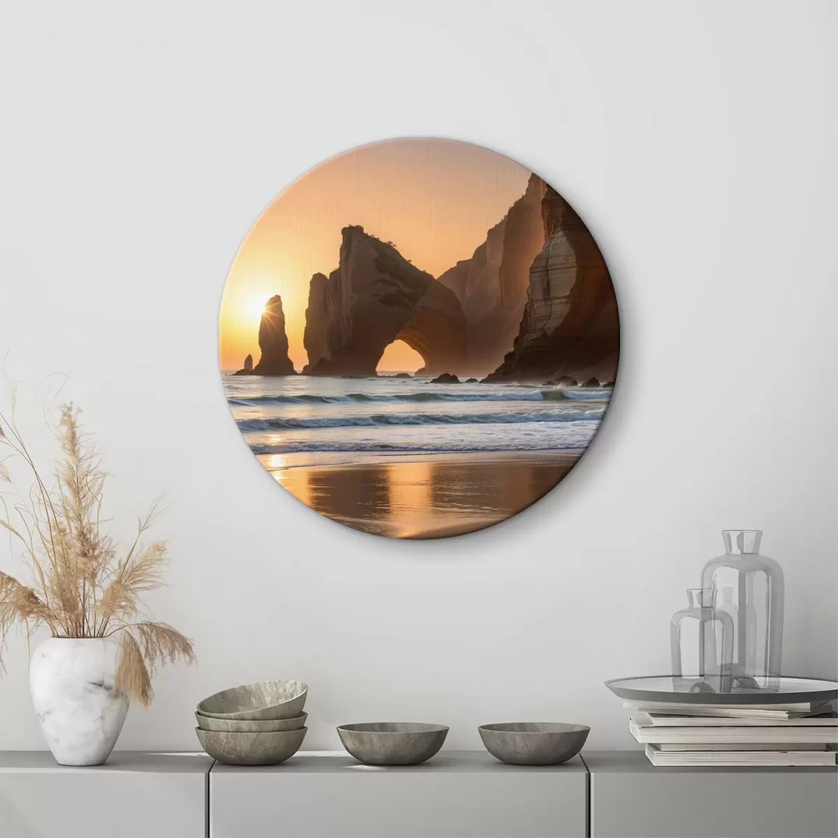 Apvalūs paveikslai Uolėta pakrantė su jūros stulpais ir arkomis saulėlydžio metu, o bangos dūžta smėlio paplūdimyje r40025