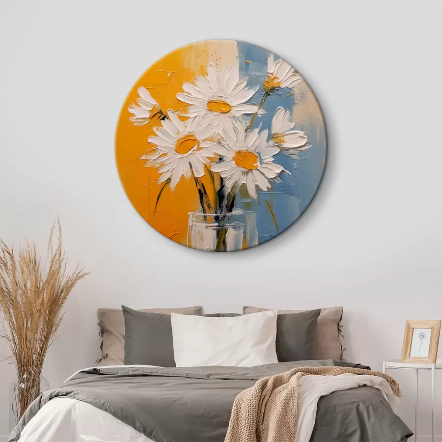 Paveikslėlis Baltos ramunėlės stiklinėje vazoje mėlyname ir geltoname fone, aliejinės tapybos imitacija, dideli potėpiai r38907