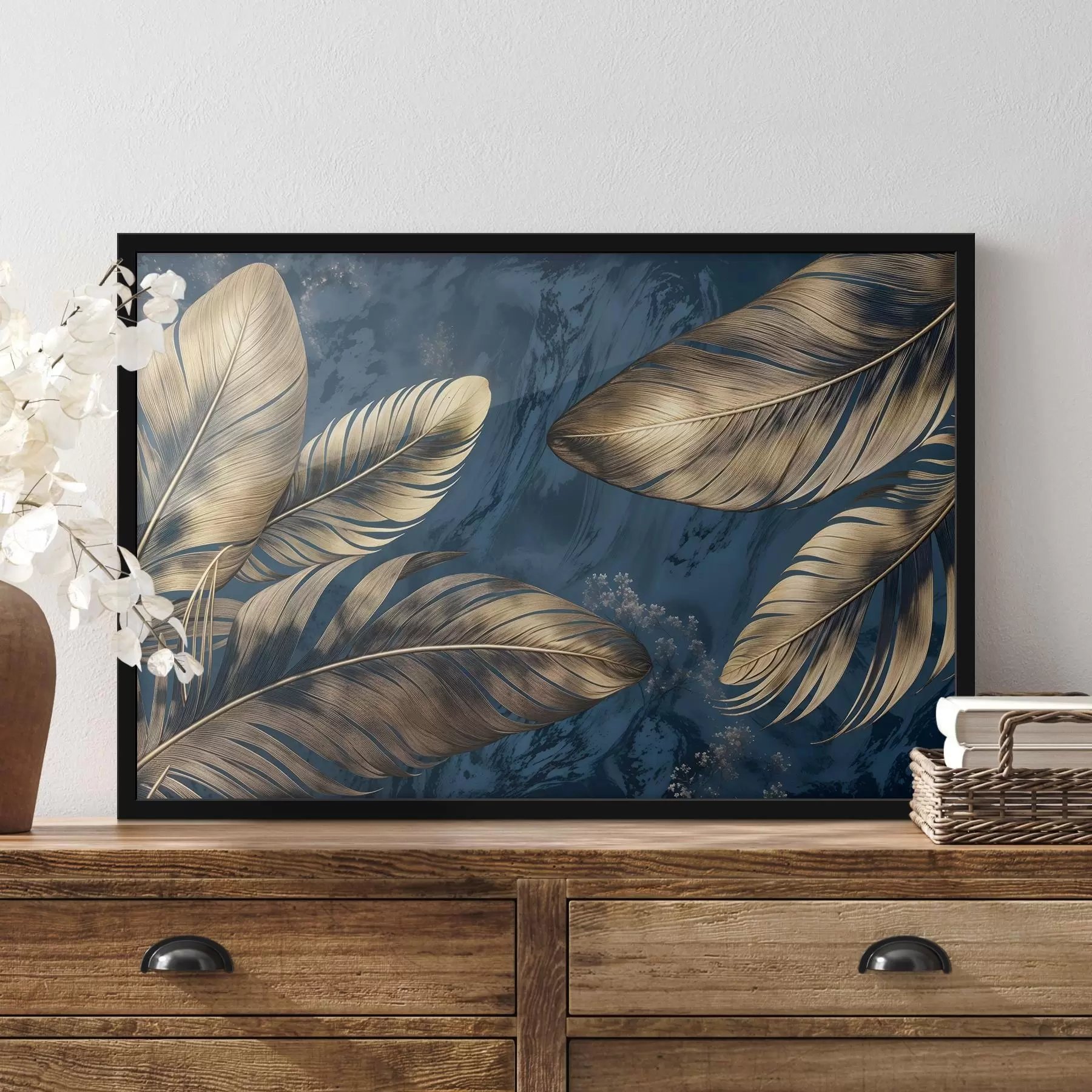 Paveikslėlis Geltonos ir smėlio spalvos abstrakčios dekoratyvinės plunksnos, plūduriuojančios tamsiai mėlyname tekstūriniame fone f42218