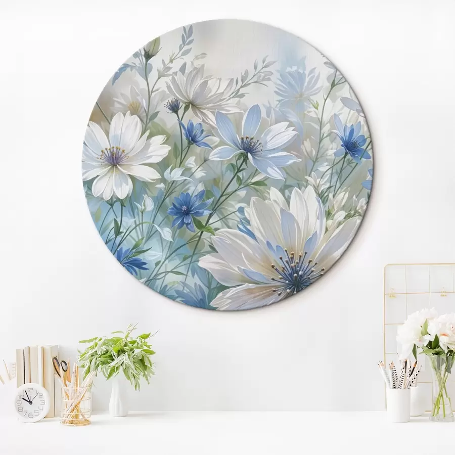 Paveikslėlis Baltų ir mėlynų margaspalvių gėlių laukas su žaliais lapais ir stiebais minkštame neryškiame fone r41086