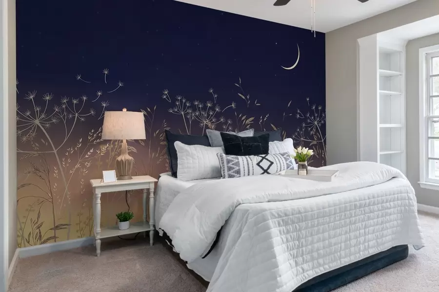 Fototapetai Kiaulpienės su laukinėmis gėlėmis saulėlydžio fone su mėlynu dangumi ir mėnuliu w08567