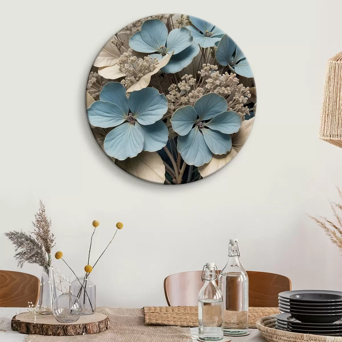 Apvalūs paveikslai Mėlynų ir baltų gėlių su minkštais, neryškiais žiedlapiais rudame fone stambiu planu r39517