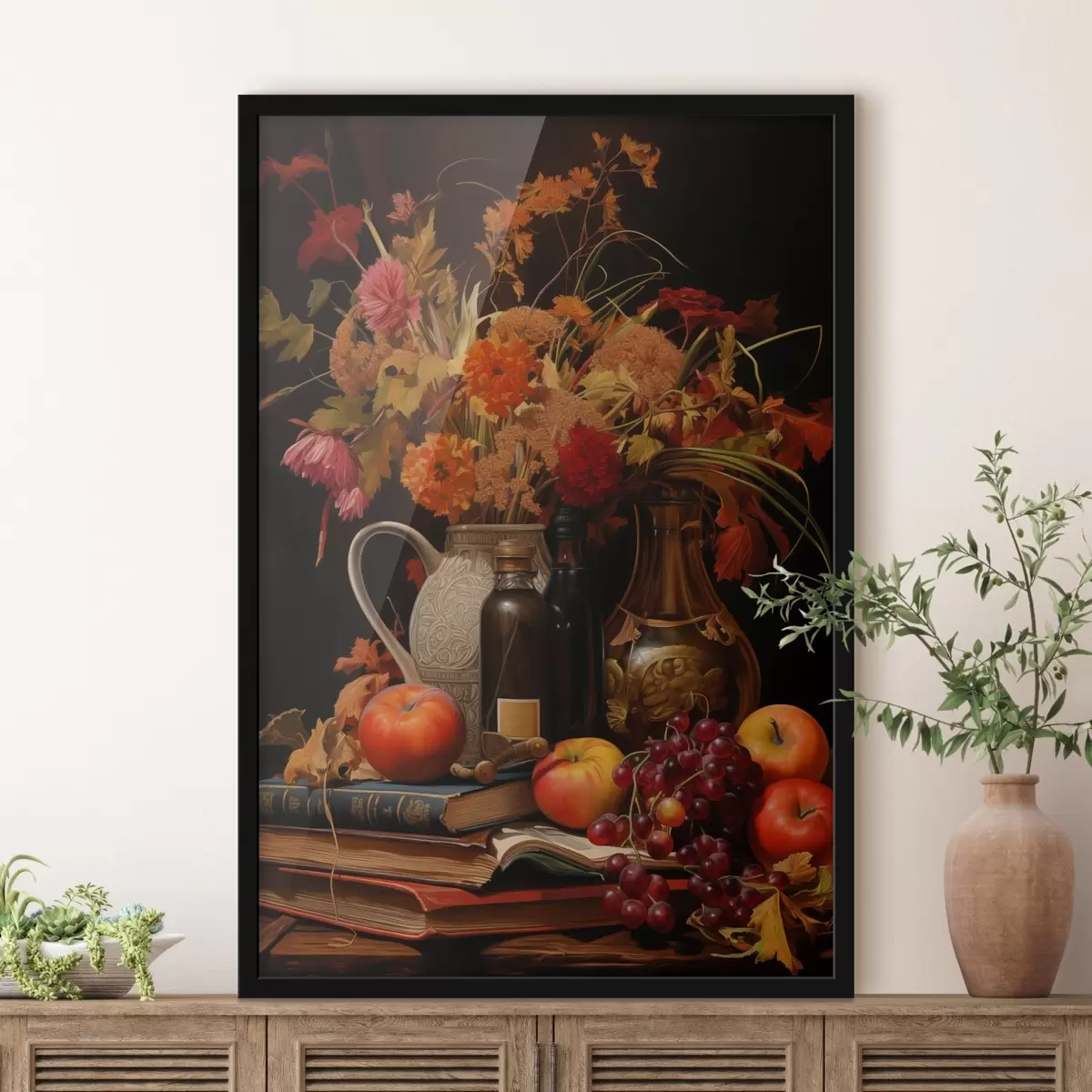 Plakatas Rudeninis natiurmortas su šiltų oranžinių ir raudonų tonų puokšte, obuoliais, vynuogėmis, knygomis ir keramikiniais indais tamsiame fone. f42561