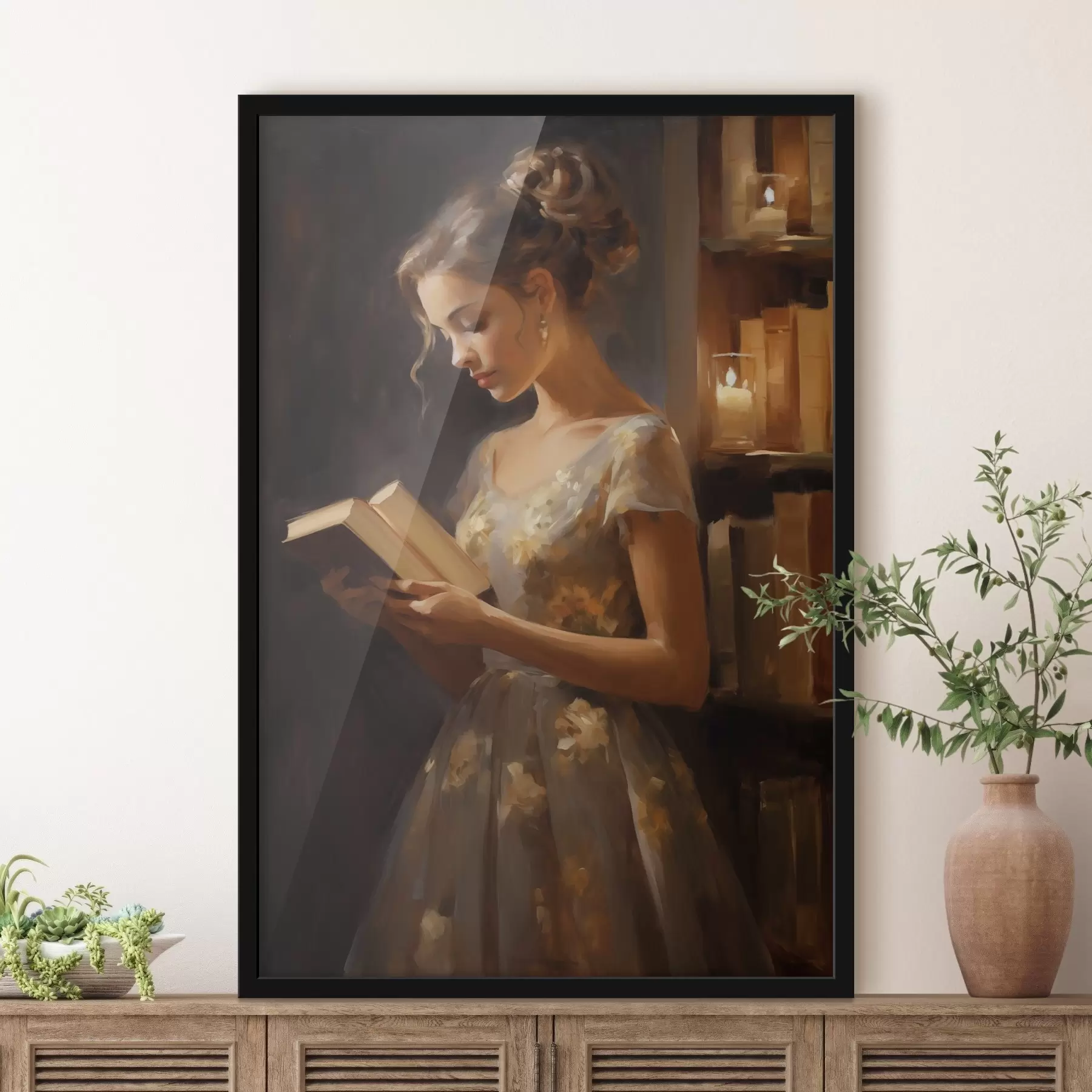 Fototapetai Elegantiška suknele vilkinti jauna moteris skaito knygą atmosferiniame apšvietime, apsupta knygų lentynų ir švelnaus žvakių švytėjimo. f42570