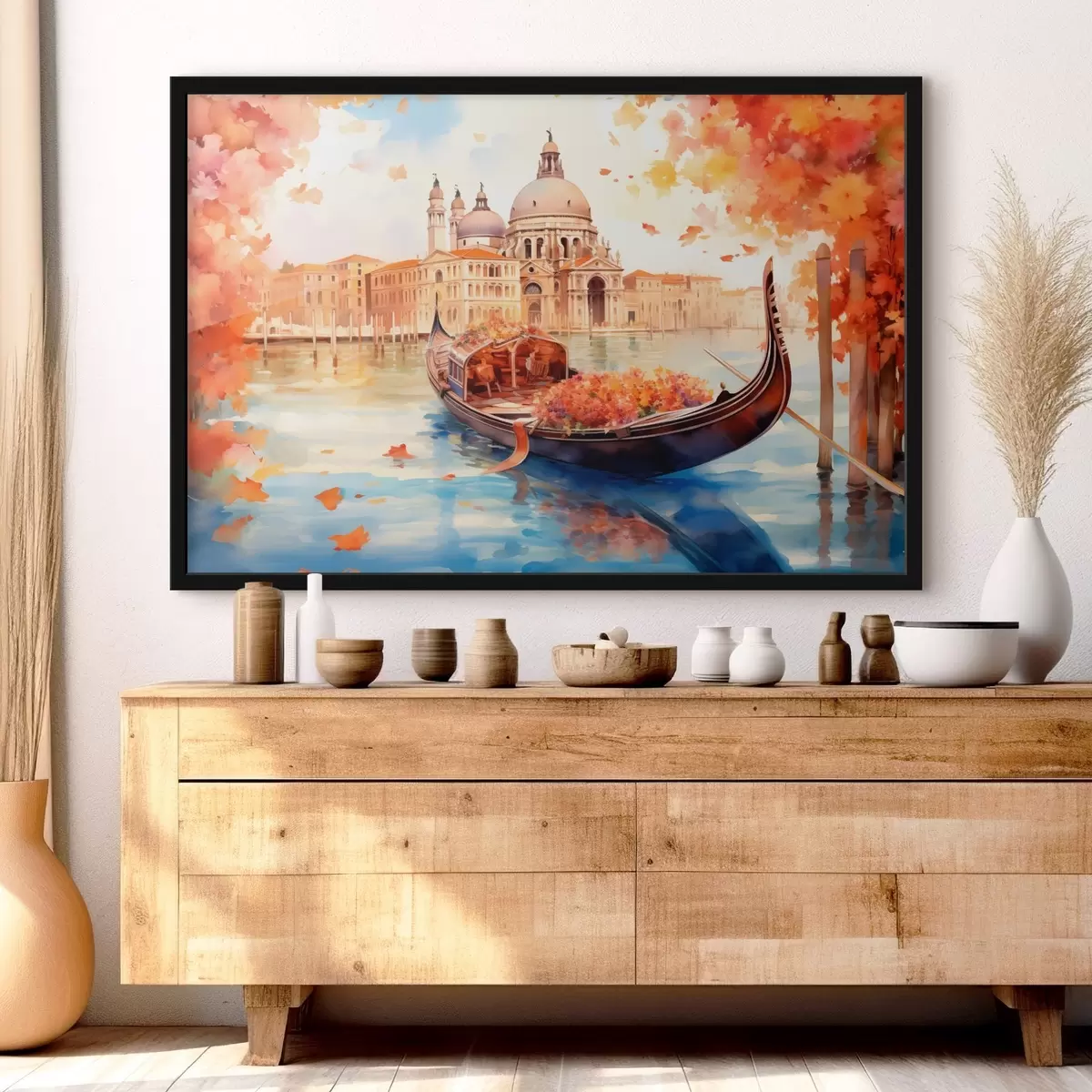 Plakatas Rudeninis Venecijos vaizdas su gondola, apsupta ryškiai oranžinių ir raudonų lapų, su pastatų atspindžiais ramiame kanalo vandenyje. f42576
