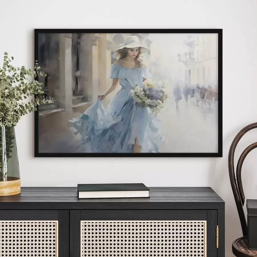 Fototapetai Elegantiška mergina su šviesiai mėlyna suknele ir skrybėlaite vaikšto po miestą, laikydama gėlių puokštę, lengva ir romantiška nuotaika. f42580