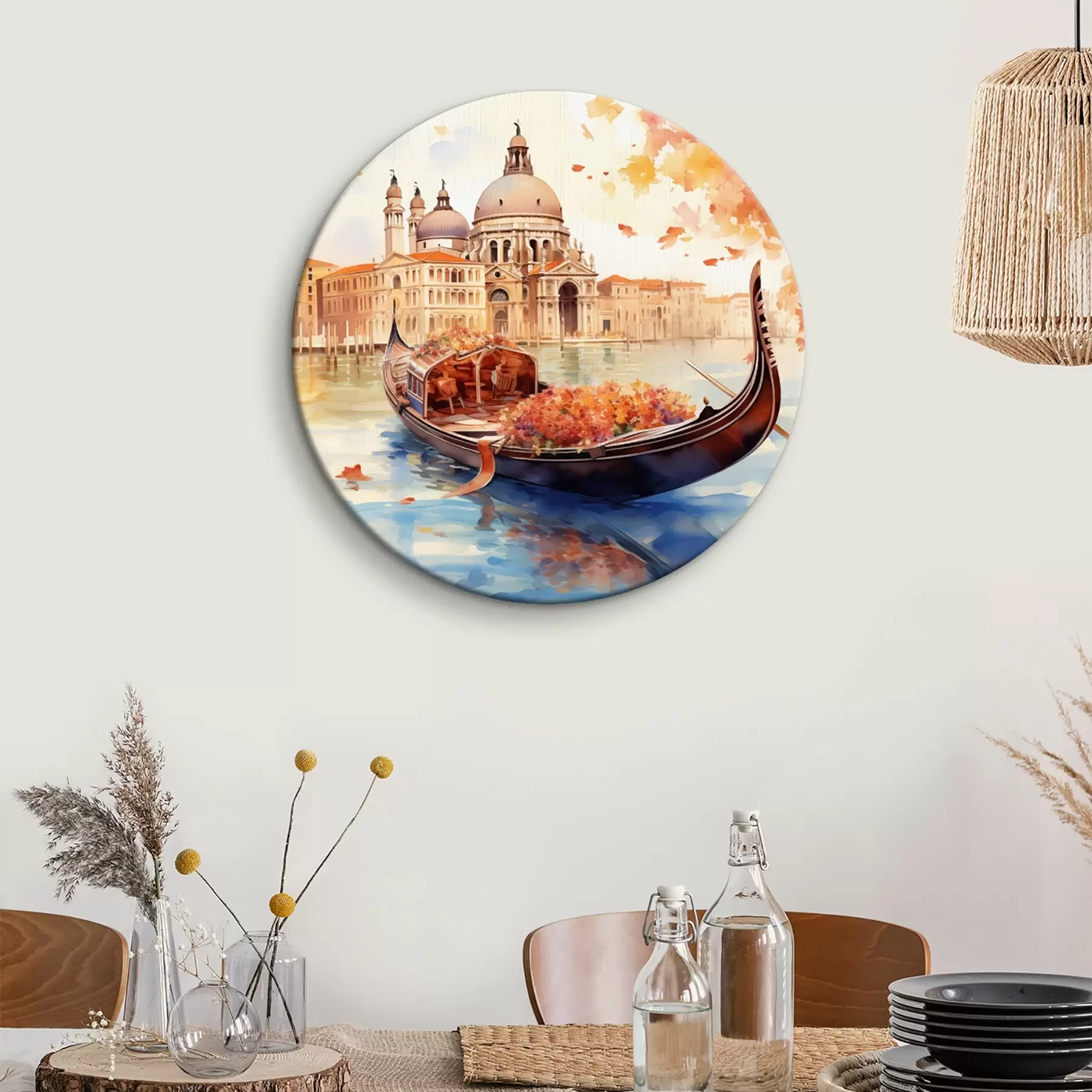 Paveikslėlis Rudeninis Venecijos vaizdas su gondola, apsupta ryškiai oranžinių ir raudonų lapų, su pastatų atspindžiais ramiame kanalo vandenyje. r42576
