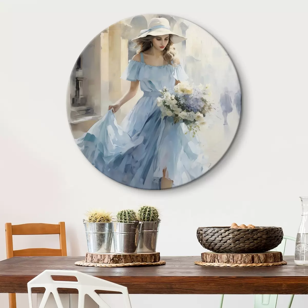 Apvalūs paveikslai Elegantiška mergina su šviesiai mėlyna suknele ir skrybėlaite vaikšto po miestą, laikydama gėlių puokštę, lengva ir romantiška nuotaika. r42580