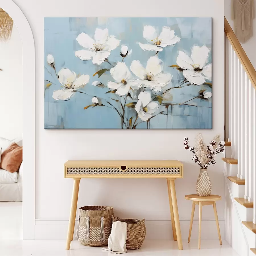 Paveikslėlis Baltos gėlės su švelniais žiedlapiais ir žaliais lapais šviesiai mėlyname fone aliejinės tapybos imitacija s42719