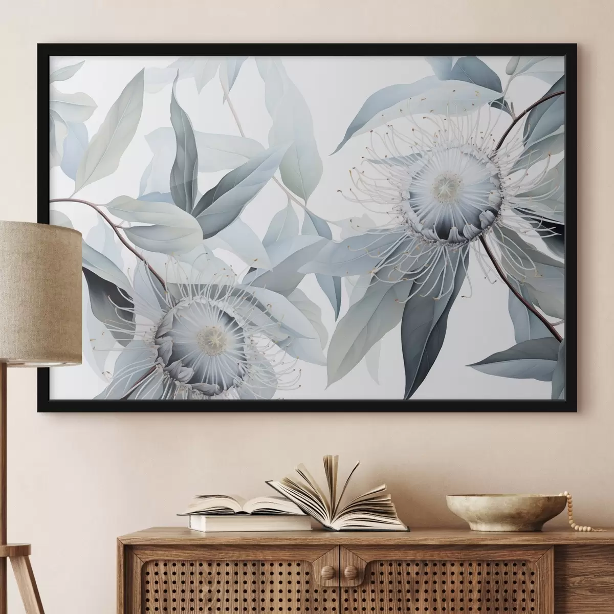 Plakatas Išsami botaninė iliustracija, kurioje pavaizduoti eukalipto žiedai su baltais siūlais, apsupti švelnių, šviesiai žalių lapų f42725