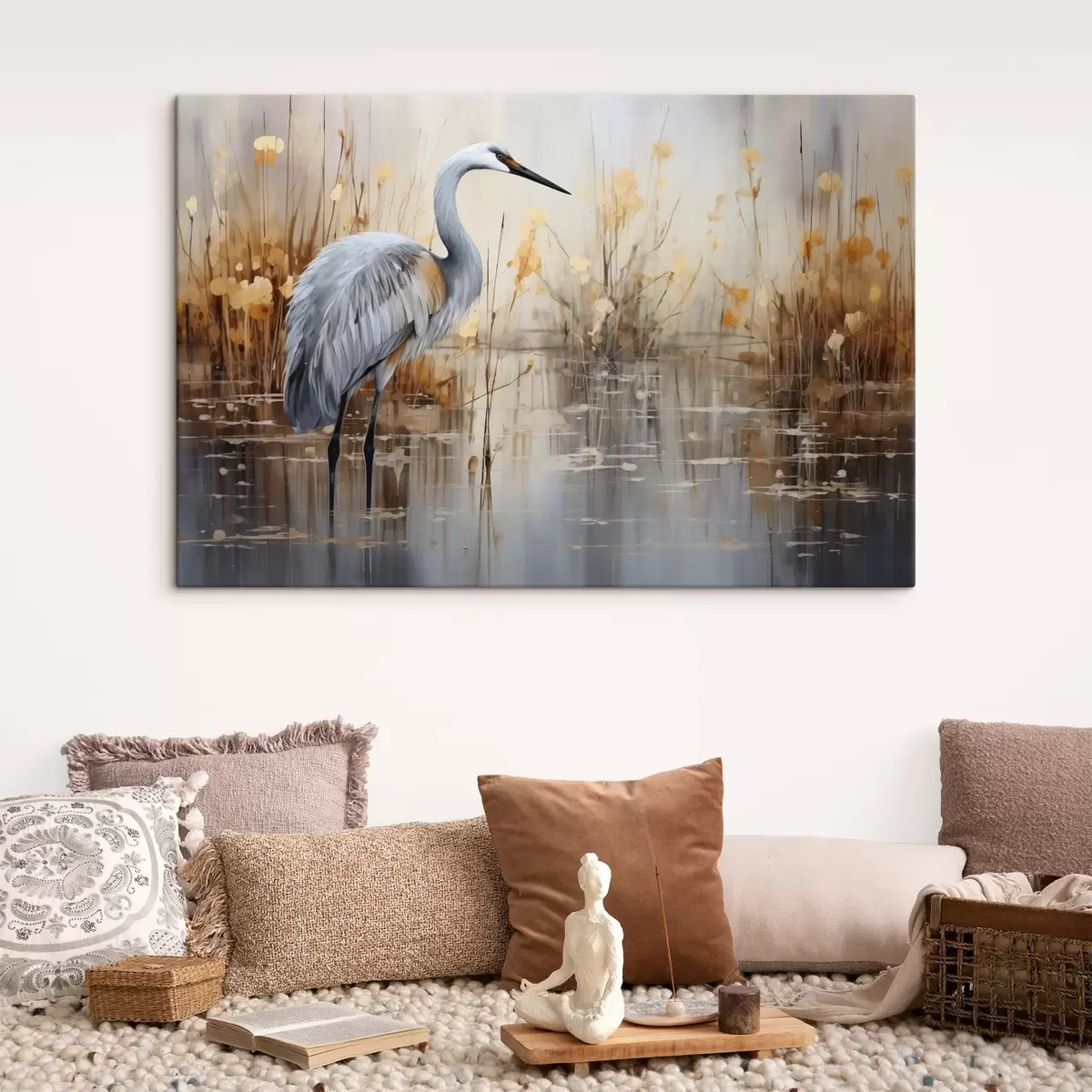 Paveikslėlis Pilkasis garnys stovi tvenkinyje, apsuptas aukštų plonų augalų, fonas - švelnus smėlio ir baltos spalvos derinys s43398