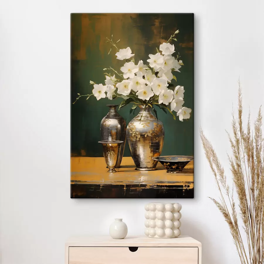Paveikslėlis Baltų gėlių vazoje natiurmortas, dekoratyvinės vazos ir dubuo ant žalio stalo, tamsiai žalias fonas s43408