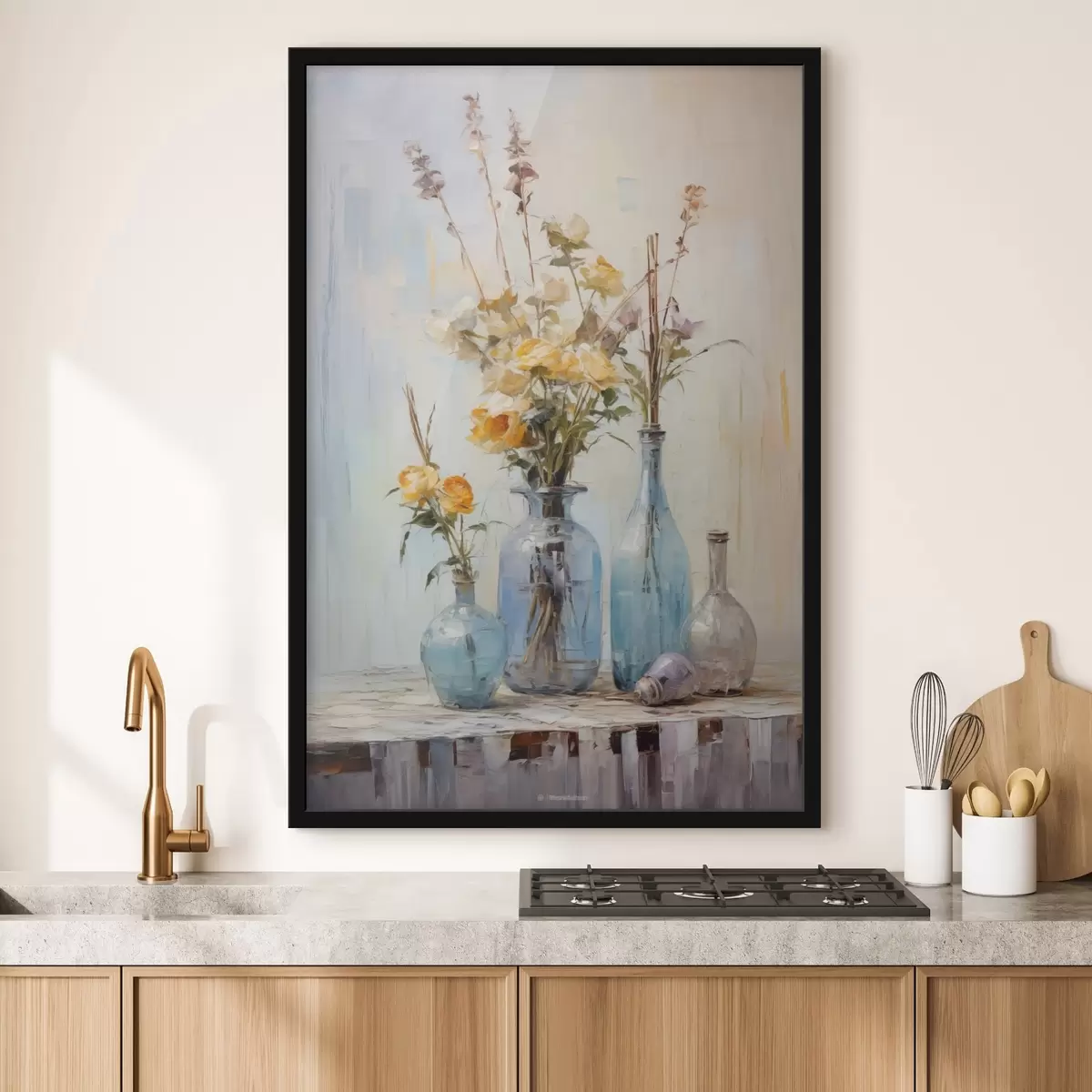 Plakatas Geltonų rožių natiurmortas mėlynose stiklinėse vazose, lengvos tekstūros fonas, švelnūs teptuko potėpiai, aliejinės tapybos stilius f43409