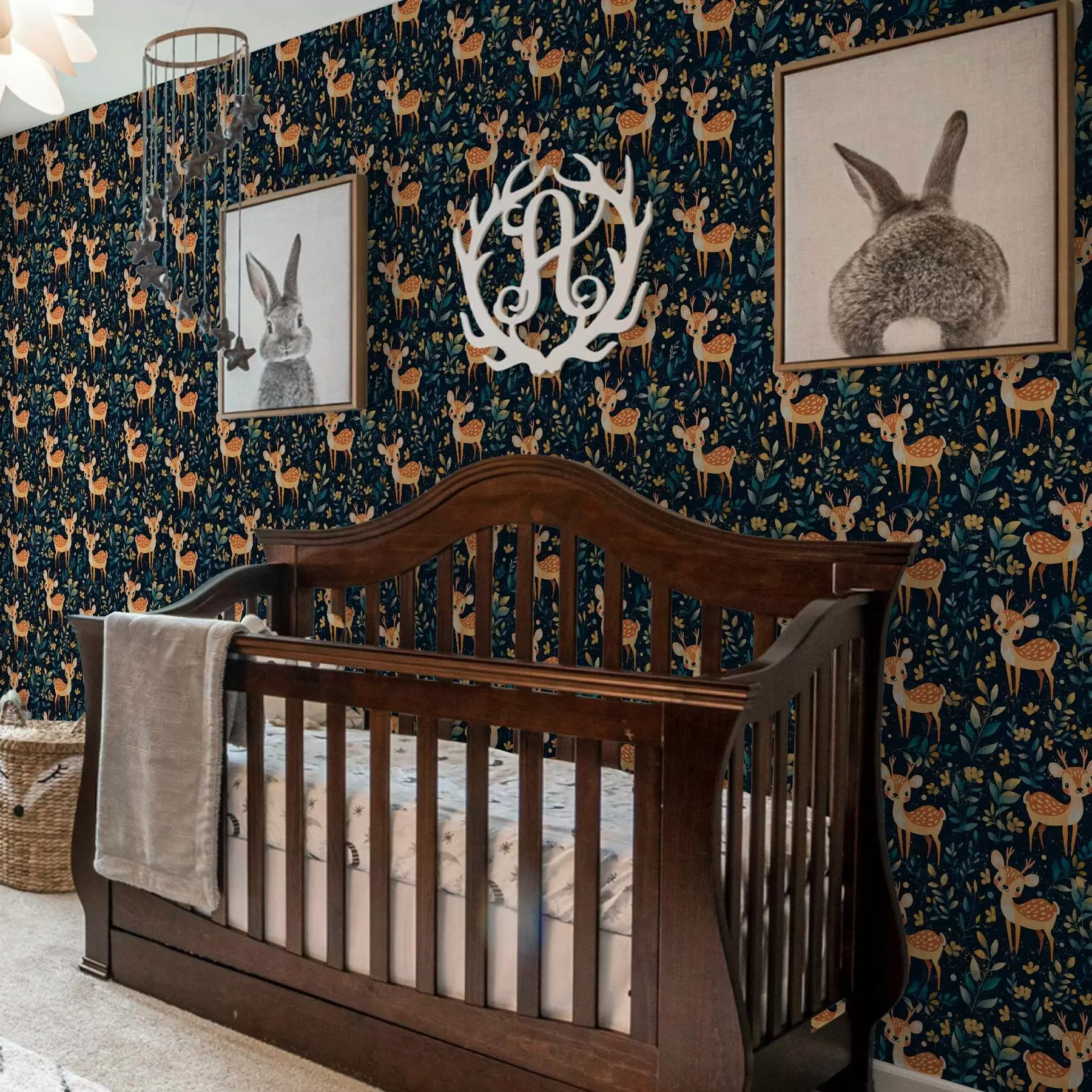 Fototapetai Avelė tamsiame miške su geltonais lapais a00124